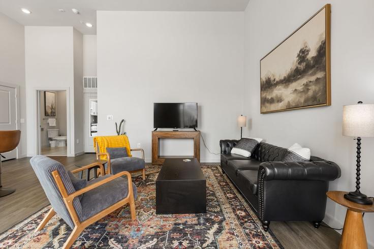 Austin AustinのBuilding Cameron Road - oh-management-usa-llc - 1295731のアパートメントにある、モダンな家具を備えたエレガントなデザインのリビングルーム Austin AustinのBuilding Cameron Road - oh-management-usa-llc - 1295731のアパートメントにある、モダンな家具を備えたエレガントなデザインのリビングルーム