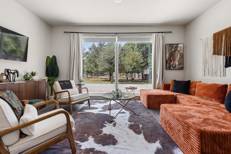 Austin, Austin에 위치한 Building Cameron Road - oh-management-usa-llc - 1699131 유닛의 세련된 인테리어가 돋보이는 거실 Austin, Austin에 위치한 Building Cameron Road - oh-management-usa-llc - 1699131 유닛의 세련된 인테리어가 돋보이는 거실