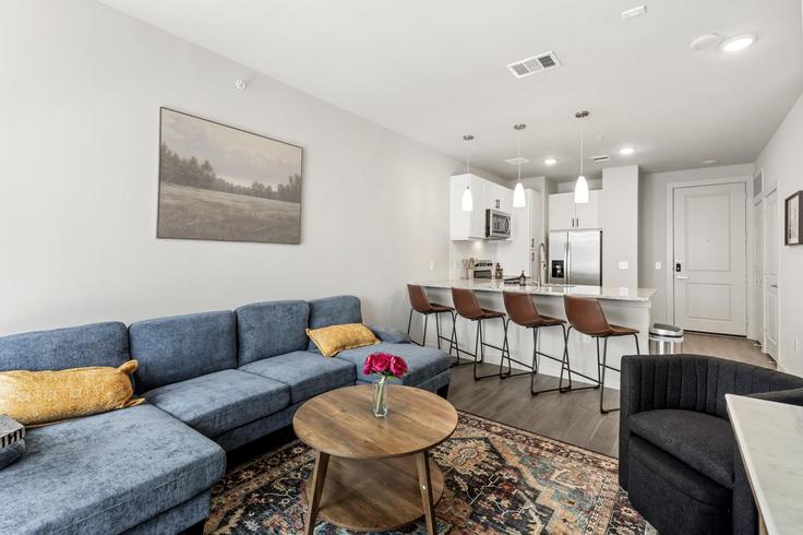 Austin, Austin에 위치한 Building Cameron Road - oh-management-usa-llc - 1303397 아파트의 세련된 인테리어가 돋보이는 거실 Austin, Austin에 위치한 Building Cameron Road - oh-management-usa-llc - 1303397 아파트의 세련된 인테리어가 돋보이는 거실