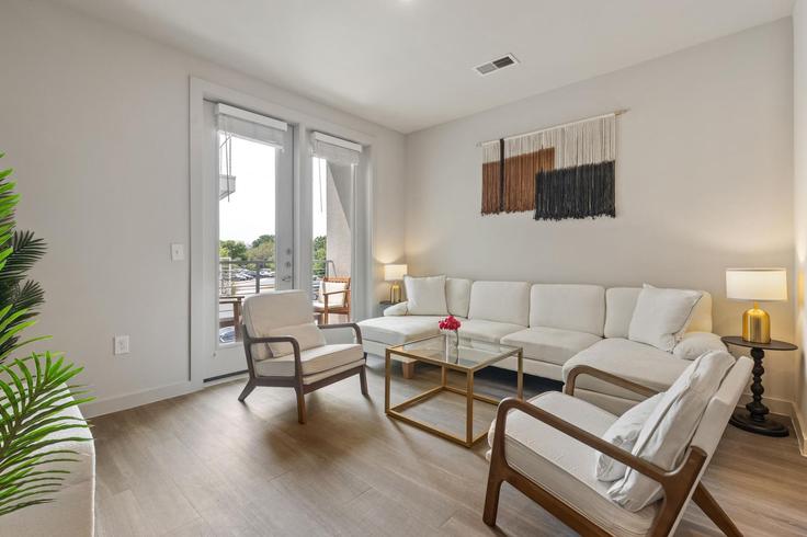 Austin AustinのBuilding Cameron Road - oh-management-usa-llc - 1303392のアパートメントにある、モダンな家具を備えたエレガントなデザインのリビングルーム