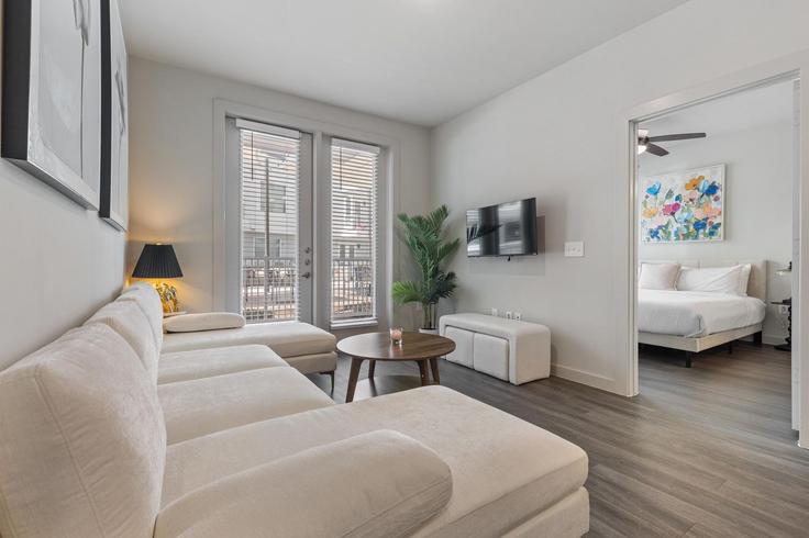 Austin, Austin에 위치한 Building Cameron Road - oh-management-usa-llc - 1364166 아파트의 세련된 인테리어가 돋보이는 거실 Austin, Austin에 위치한 Building Cameron Road - oh-management-usa-llc - 1364166 아파트의 세련된 인테리어가 돋보이는 거실