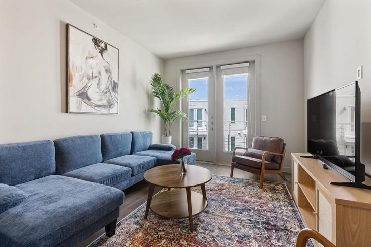 Elegant gestaltetes Wohnzimmer mit moderner Einrichtung in einer Wohnung im Building Cameron Road - oh-management-usa-llc - 1303398 in Austin, Austin