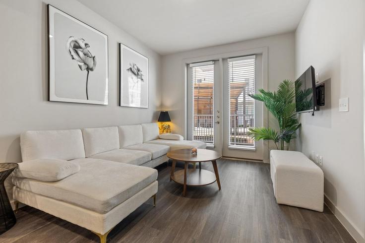 Austin AustinのBuilding Cameron Road - oh-management-usa-llc - 1364166のアパートメントにある、モダンな家具を備えたエレガントなデザインのリビングルーム