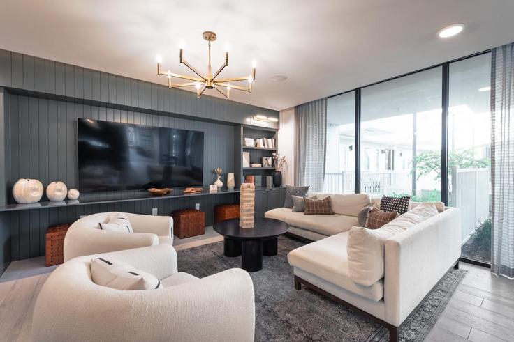 Elegant gestaltetes Wohnzimmer mit moderner Einrichtung in einer Wohnung im Building Cameron Road - oh-management-usa-llc - 1303396 in Austin, Austin