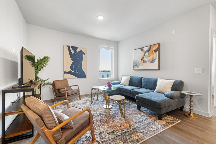 Sala de estar elegantemente projetada com móveis modernos em um apartamento no Building Cameron Road - oh-management-usa-llc - 1303394 em Austin, Austin