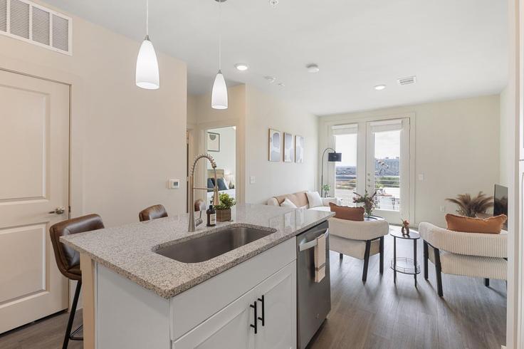 Austin, Austin에 위치한 Building Cameron Road - oh-management-usa-llc - 1303396 아파트의 세련된 인테리어가 돋보이는 거실 Austin, Austin에 위치한 Building Cameron Road - oh-management-usa-llc - 1303396 아파트의 세련된 인테리어가 돋보이는 거실