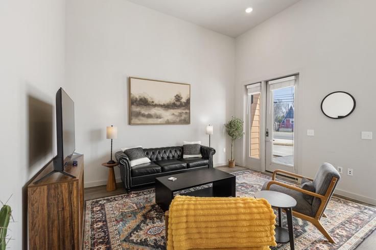 Austin, Austin에 위치한 Building Cameron Road - oh-management-usa-llc - 1295731 유닛의 세련된 인테리어가 돋보이는 거실