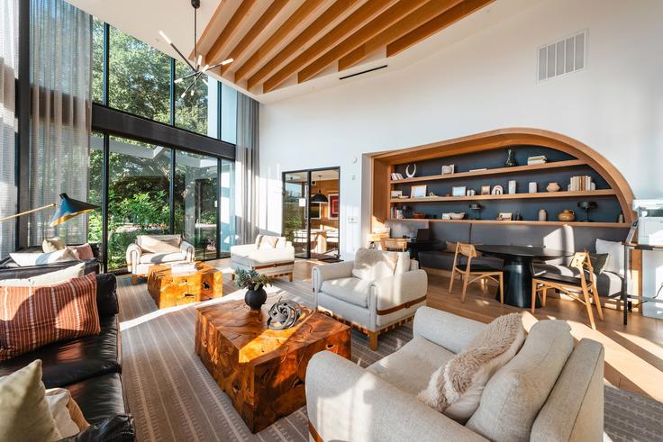 Elegante sala de estar con mobiliario moderno en un apartamento en Building Cameron Road - oh-management-usa-llc - 1303398 en Austin, Austin