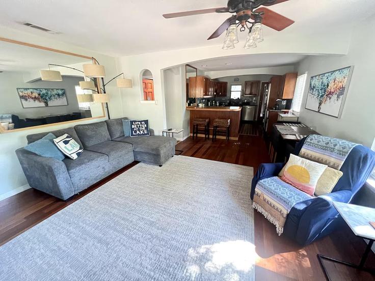 Salle de séjour élégante avec mobilier moderne dans un appartement à Building La Jolla Drive - oikos-property-ventures - 1314617 - ATX à Austin, Austin Salle de séjour élégante avec mobilier moderne dans un appartement à Building La Jolla Drive - oikos-property-ventures - 1314617 - ATX à Austin, Austin