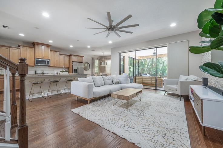 Sala de estar elegantemente projetada com móveis modernos em um apartamento no Building Blossom Trail - oikos-property-ventures - 1520556 em Seminole, Seminole Sala de estar elegantemente projetada com móveis modernos em um apartamento no Building Blossom Trail - oikos-property-ventures - 1520556 em Seminole, Seminole