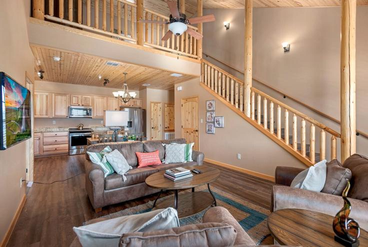 Sala de estar elegantemente projetada com móveis modernos em um apartamento no Building Gruene Road - oikos-property-ventures - 1385477 em New Braunfels, New Braunfels