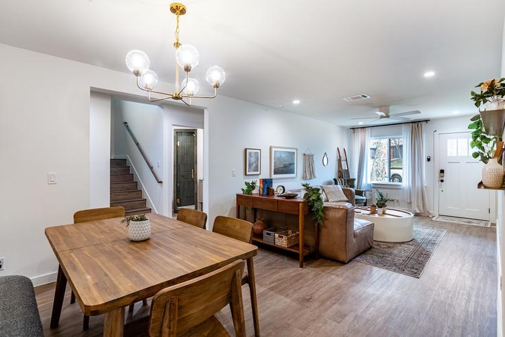 Elegante sala de estar con mobiliario moderno en un apartamento en Building Berene Avenue - oikos-property-ventures - 1501454 en Austin, Austin Elegante sala de estar con mobiliario moderno en un apartamento en Building Berene Avenue - oikos-property-ventures - 1501454 en Austin, Austin