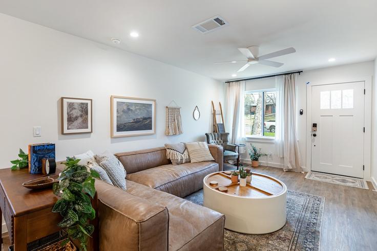 Building Berene Avenue - oikos-property-ventures - 1501454 adresindeki bir dairede modern mobilyalarla zarif bir şekilde tasarlanmış oturma odası Austin, Austin