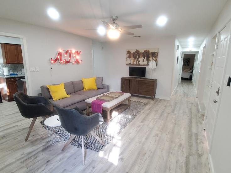 Salle de séjour élégante avec mobilier moderne dans un appartement à Building Parker Lane - oikos-property-ventures - 1565954 à Austin, Austin Salle de séjour élégante avec mobilier moderne dans un appartement à Building Parker Lane - oikos-property-ventures - 1565954 à Austin, Austin