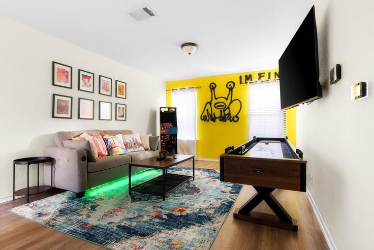 Salle de séjour élégante avec mobilier moderne dans un appartement à Building Derby Downs Drive - oikos-property-ventures - 1314605 - ATX à Austin, Austin