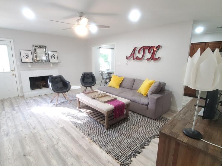 Salle de séjour élégante avec mobilier moderne dans un appartement à Building Parker Lane - oikos-property-ventures - 1519908 à Austin, Austin