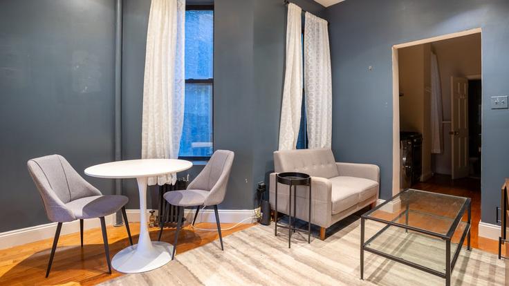 Elegant gestaltetes Wohnzimmer mit moderner Einrichtung in einer Wohnung im Building East 5th Street - ojh-holdings - 1564981 in Manhattan, New York Elegant gestaltetes Wohnzimmer mit moderner Einrichtung in einer Wohnung im Building East 5th Street - ojh-holdings - 1564981 in Manhattan, New York