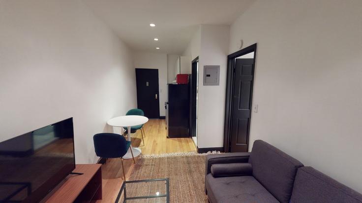 New York ManhattanのBuilding Avenue A - ojh-holdings - 1565385のアパートメントにある、モダンな家具を備えたエレガントなデザインのリビングルーム New York ManhattanのBuilding Avenue A - ojh-holdings - 1565385のアパートメントにある、モダンな家具を備えたエレガントなデザインのリビングルーム