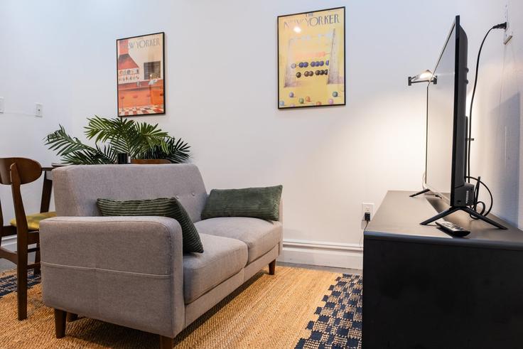 Salle de séjour élégante avec mobilier moderne dans un appartement à Building 9th Avenue - ojh-holdings - 1565238 à Manhattan, New York Salle de séjour élégante avec mobilier moderne dans un appartement à Building 9th Avenue - ojh-holdings - 1565238 à Manhattan, New York