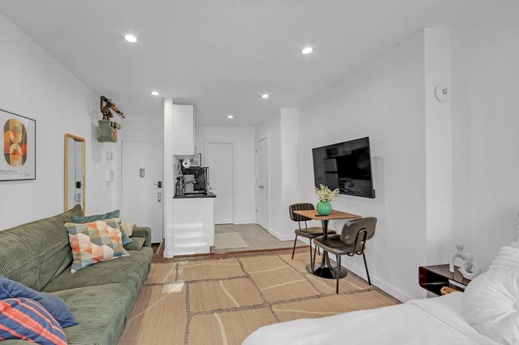 Manhattan, New York에 위치한 Building East 14th Street - ojh-holdings - 1565421 유닛의 세련된 인테리어가 돋보이는 거실 Manhattan, New York에 위치한 Building East 14th Street - ojh-holdings - 1565421 유닛의 세련된 인테리어가 돋보이는 거실