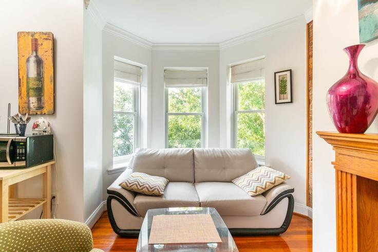 Washington WashingtonのBuilding Mintwood Place Northwest - ojh - 1501489のアパートメントにある、モダンな家具を備えたエレガントなデザインのリビングルーム