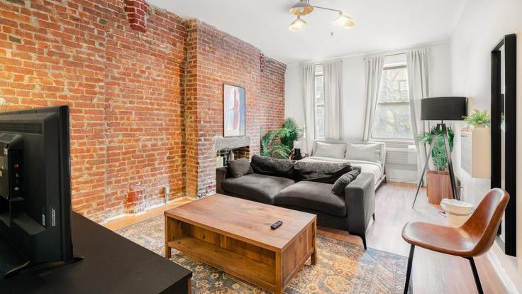 Sala de estar elegantemente projetada com móveis modernos em um apartamento no Building West 49th Street - ojh - 1501163 em Manhattan, New York