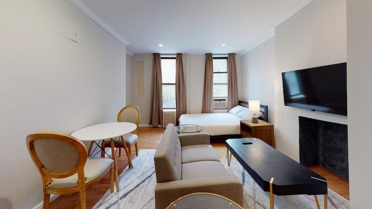 Sala de estar elegantemente projetada com móveis modernos em um apartamento no Building East 14th Street - ojh - 1501504 em Manhattan, New York