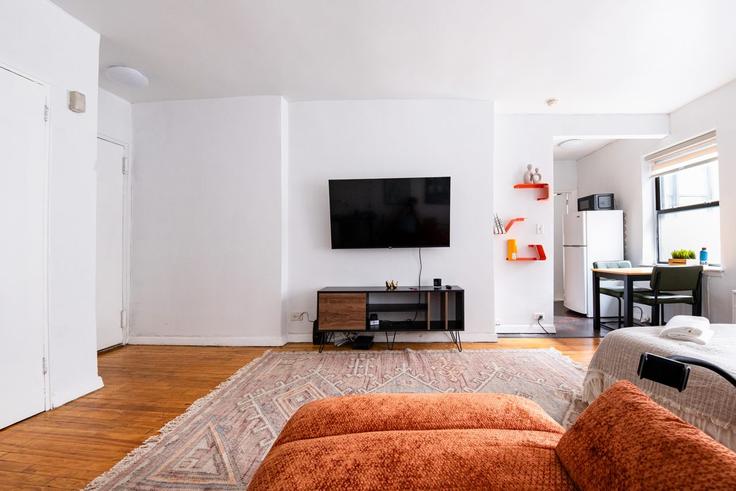 Elegant gestaltetes Wohnzimmer mit moderner Einrichtung in einer Wohnung im Building East 2nd Street - ojh - 1501496 in Manhattan, New York
