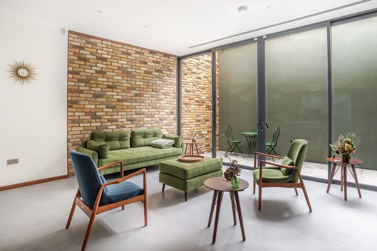 Elegant gestaltetes Wohnzimmer mit moderner Einrichtung in einer Wohnung im Building Earls Court Road - okholidays - 1473178 in Royal Borough of Kensington and Chelsea, London
