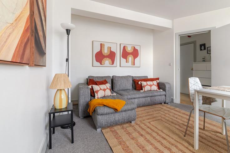 London Borough of Hammersmith and Fulham, London에 위치한 Building Shepherds Bush Road - okholidays - 1473170 유닛의 세련된 인테리어가 돋보이는 거실