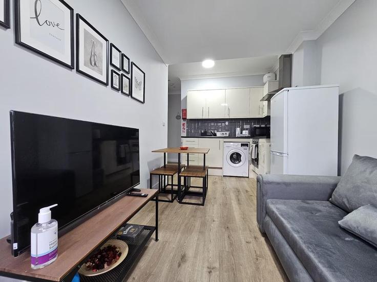 Building Frithville Gardens - okholidays - 1473179 adresindeki bir dairede modern mobilyalarla zarif bir şekilde tasarlanmış oturma odası London Borough of Hammersmith and Fulham, London Building Frithville Gardens - okholidays - 1473179 adresindeki bir dairede modern mobilyalarla zarif bir şekilde tasarlanmış oturma odası London Borough of Hammersmith and Fulham, London