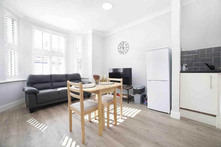 Sala de estar elegantemente projetada com móveis modernos em um apartamento no Building Uxbridge Road - okholidays - 1473183 em London Borough of Hammersmith and Fulham, London
