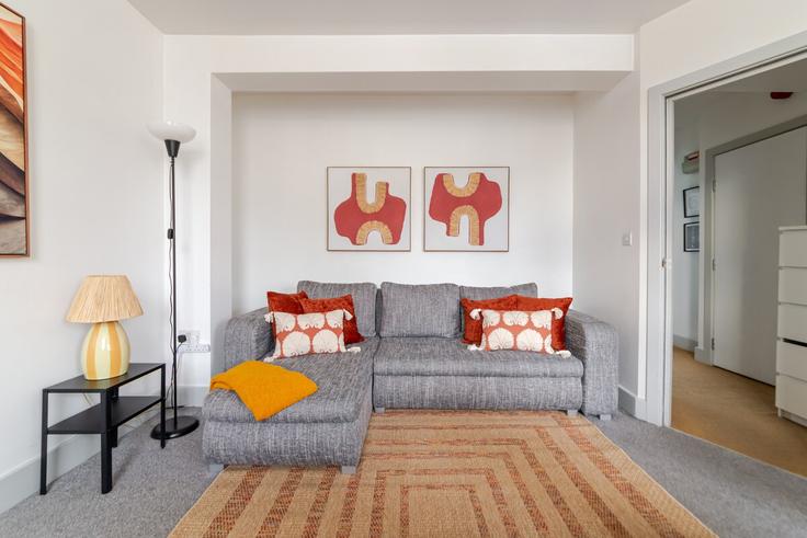 Elegant gestaltetes Wohnzimmer mit moderner Einrichtung in einer Wohnung im Building Shepherds Bush Road - okholidays - 1473170 in London Borough of Hammersmith and Fulham, London