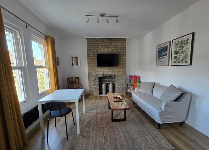 Elegante sala de estar con mobiliario moderno en un apartamento en Building Croxley Road - okholidays - 1473174 en City of Westminster, London Elegante sala de estar con mobiliario moderno en un apartamento en Building Croxley Road - okholidays - 1473174 en City of Westminster, London