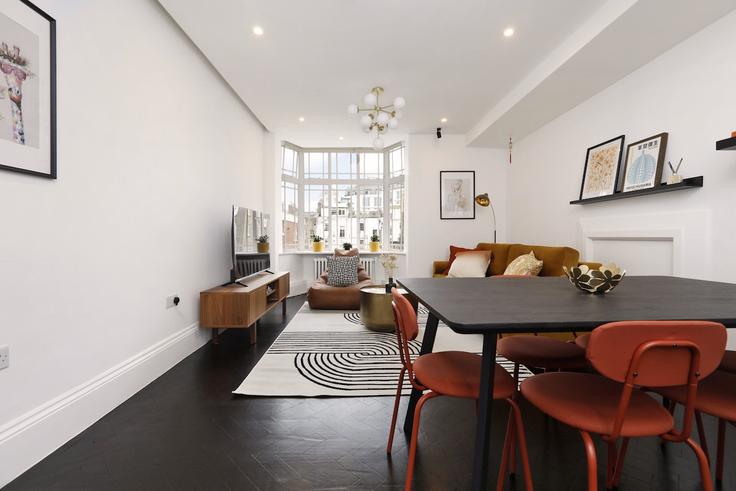 Salle de séjour élégante avec mobilier moderne dans un appartement à Building Queensway - okholidays - 1473175 à City of Westminster, London