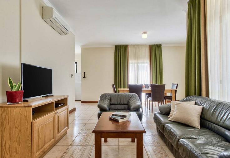 Elegant gestaltetes Wohnzimmer mit moderner Einrichtung in einer Wohnung im Building Triq Il- Pont - olive-gardens-investments-ltd - 1640175 in Mellieħa, Mellieħa