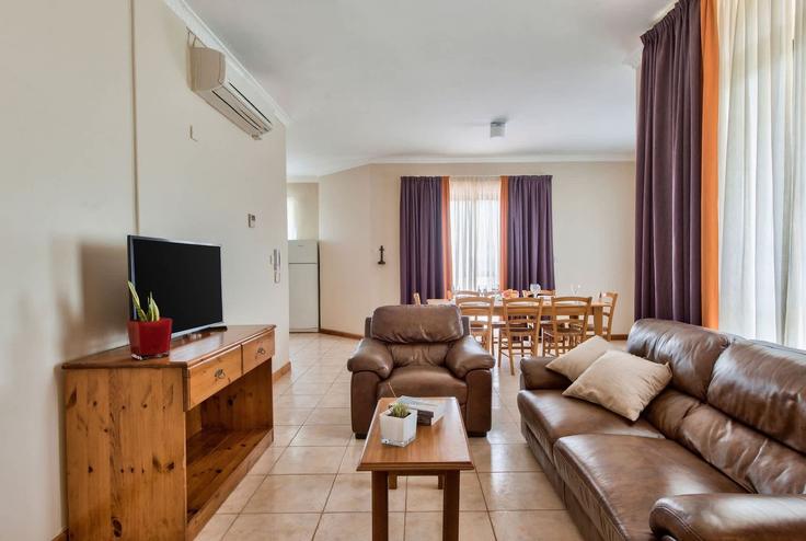 Elegant gestaltetes Wohnzimmer mit moderner Einrichtung in einer Wohnung im Building Triq Il- Pont - olive-gardens-investments-ltd - 1640176 in Mellieħa, Mellieħa