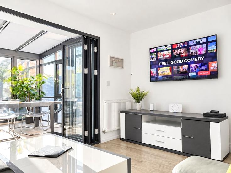 Salle de séjour élégante avec mobilier moderne dans un appartement à Building Longacres Way - olive-tree-stays - 1695294 à Chichester District, Chichester