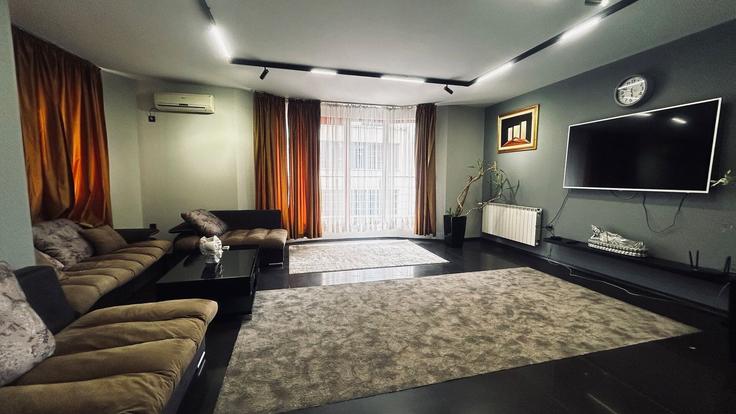 Sala de estar elegantemente projetada com móveis modernos em um apartamento no Building KarshiakaSeveren, ulitsa "Polkovnik Bonev" 1 - omega-link-bulgaria - 1585204 em Northern district, Plovdiv Sala de estar elegantemente projetada com móveis modernos em um apartamento no Building KarshiakaSeveren, ulitsa "Polkovnik Bonev" 1 - omega-link-bulgaria - 1585204 em Northern district, Plovdiv
