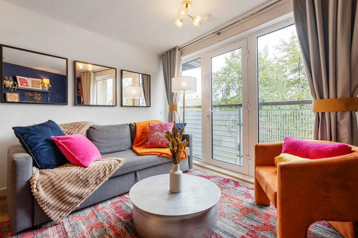 Elegant gestaltetes Wohnzimmer mit moderner Einrichtung in einer Wohnung im Building Tarves Way - omega-rentals - 1574769 in Royal Borough of Greenwich, London