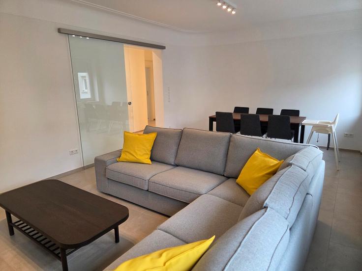 Elegant gestaltetes Wohnzimmer mit moderner Einrichtung in einer Wohnung im Building Rue Astrid - omlu-sarl - 1342595 in Luxembourg, Luxembourg