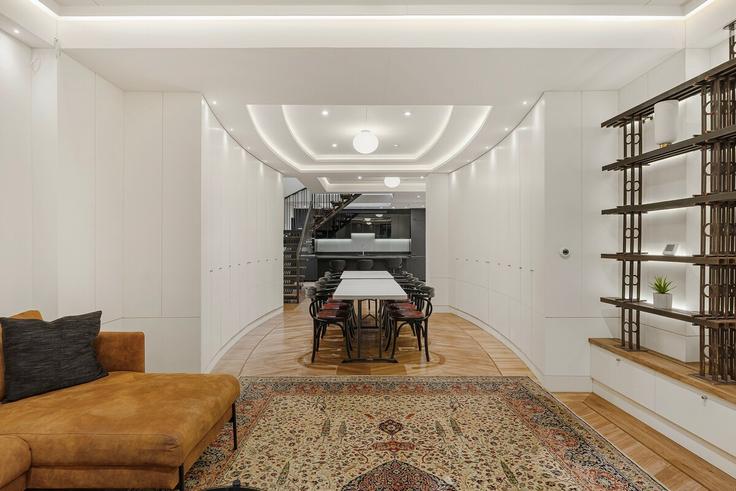 Elegant gestaltetes Wohnzimmer mit moderner Einrichtung in einer Wohnung im Building Belmont Street - on-property-management - 1239946 - LON in London Borough of Camden, London Elegant gestaltetes Wohnzimmer mit moderner Einrichtung in einer Wohnung im Building Belmont Street - on-property-management - 1239946 - LON in London Borough of Camden, London