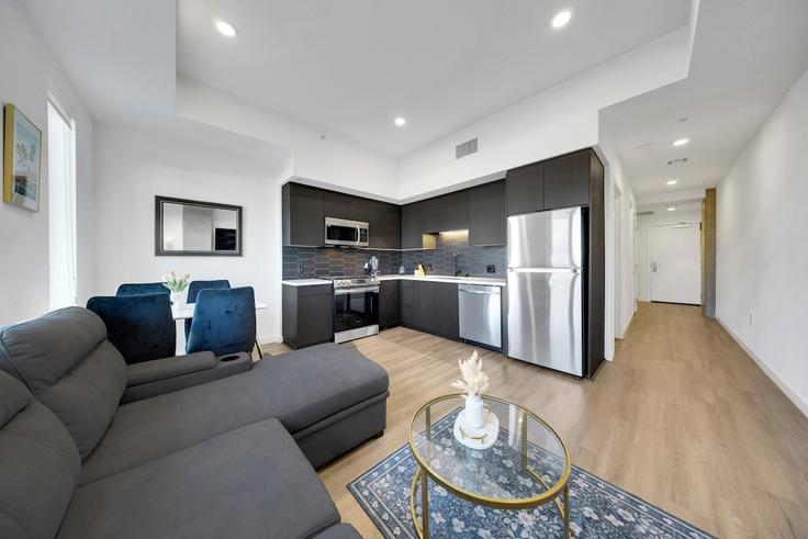 Salle de séjour élégante avec mobilier moderne dans un appartement à Building De Longpre Avenue - one-lux-stay-1 - 1685884 à Los Angeles, Los Angeles