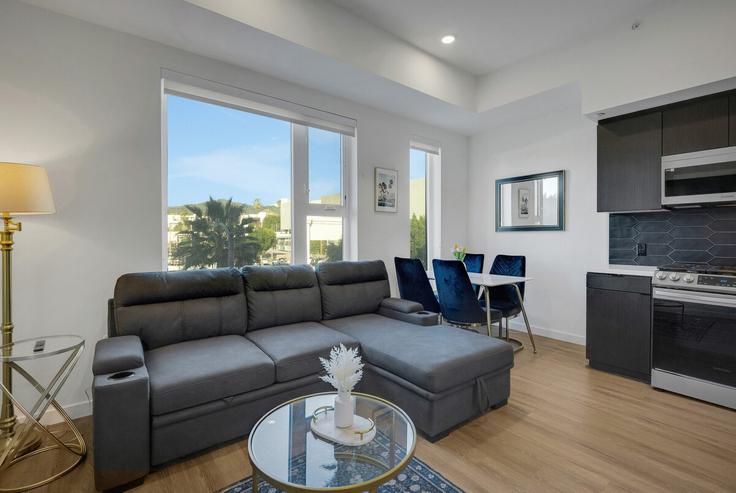 Building De Longpre Avenue - one-lux-stay-1 - 1685884 adresindeki bir dairede modern mobilyalarla zarif bir şekilde tasarlanmış oturma odası Los Angeles, Los Angeles