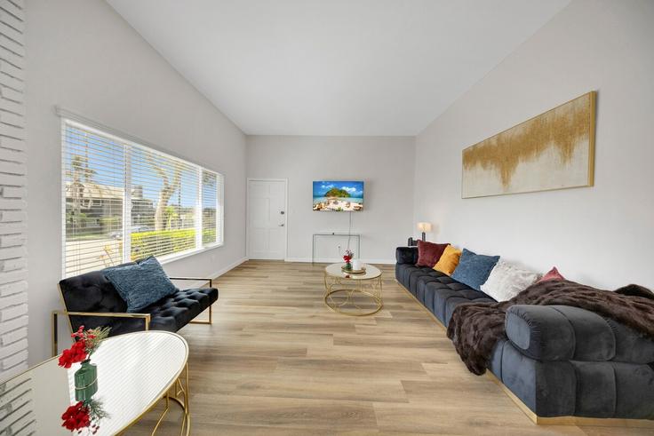 Redondo Beach, Redondo Beach에 위치한 Building Barbara Street - one-lux-stay-1 - 1694626 유닛의 세련된 인테리어가 돋보이는 거실 Redondo Beach, Redondo Beach에 위치한 Building Barbara Street - one-lux-stay-1 - 1694626 유닛의 세련된 인테리어가 돋보이는 거실