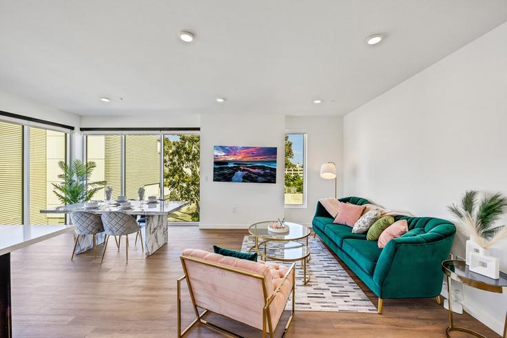 Elegant gestaltetes Wohnzimmer mit moderner Einrichtung in einer Wohnung im Building De Longpre Avenue - one-lux-stay-1 - 1685870 in Los Angeles, Los Angeles