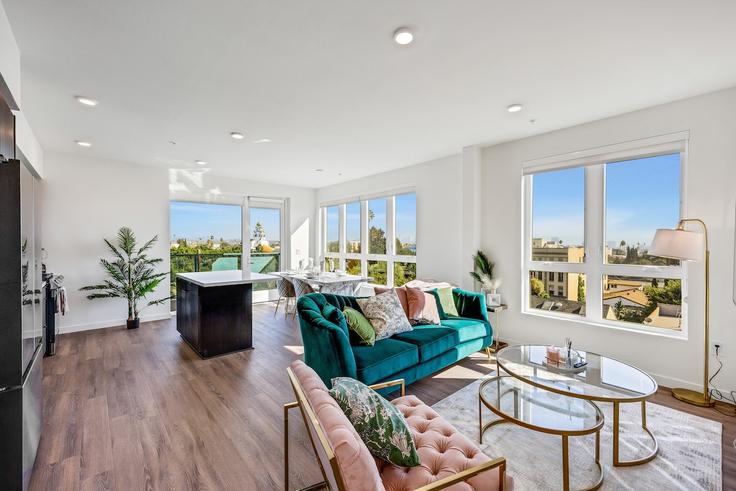 Elegant gestaltetes Wohnzimmer mit moderner Einrichtung in einer Wohnung im Building De Longpre Avenue - one-lux-stay-1 - 1685843 in Los Angeles, Los Angeles