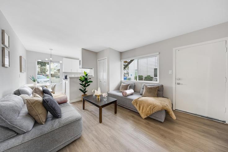 Elegante sala de estar con mobiliario moderno en un apartamento en Building North Broadway - one-lux-stay-1 - 1685845 en Redondo Beach, Redondo Beach Elegante sala de estar con mobiliario moderno en un apartamento en Building North Broadway - one-lux-stay-1 - 1685845 en Redondo Beach, Redondo Beach