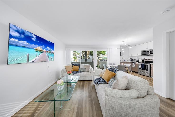 Elegante sala de estar con mobiliario moderno en un apartamento en Building North Broadway - one-lux-stay-1 - 1685878 en Redondo Beach, Redondo Beach Elegante sala de estar con mobiliario moderno en un apartamento en Building North Broadway - one-lux-stay-1 - 1685878 en Redondo Beach, Redondo Beach