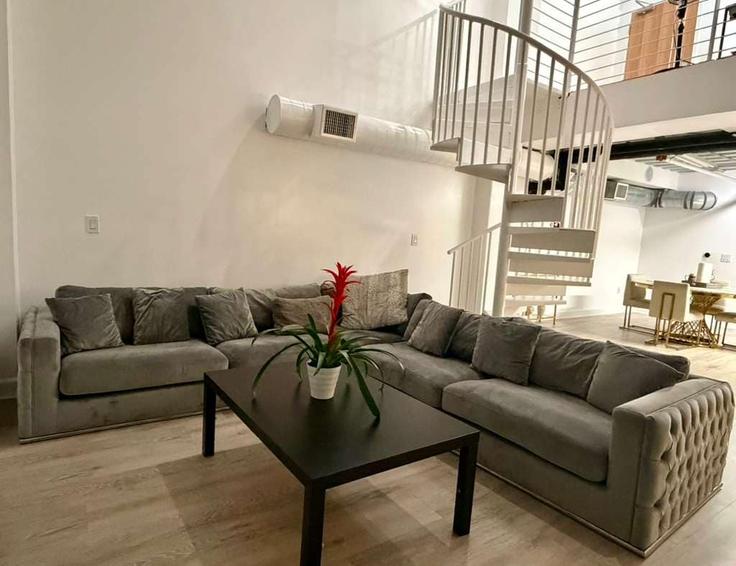 Building South Spring Street - one-lux-stay-1 - 1685848 adresindeki bir dairede modern mobilyalarla zarif bir şekilde tasarlanmış oturma odası Los Angeles, Los Angeles